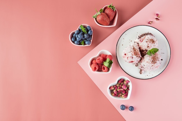 Prato com bolas de sorvete com frutas e pequenos pratos em forma de coração com frutas frescas, morangos, framboesas, mirtilos, vista superior