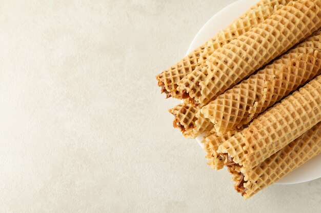 Prato com bolinhos de wafer com leite condensado em textura branca