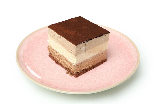 Prato com bolo tiramisu isolado no fundo branco