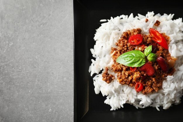 Prato com chili com carne e arroz