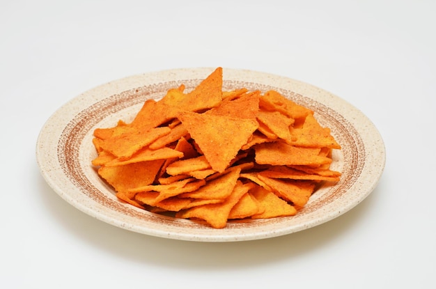 Prato com chips de nachos mexicanos em fundo branco