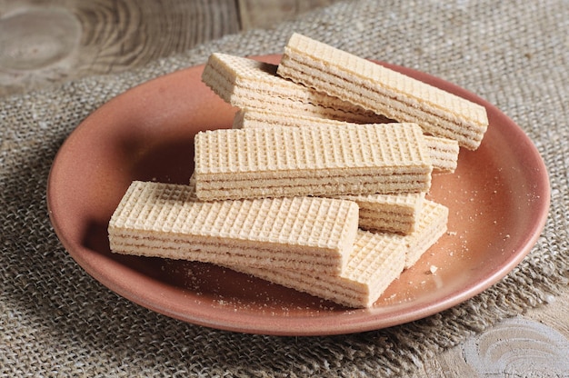 Prato com deliciosas bolachas em uma mesa de madeira rústica