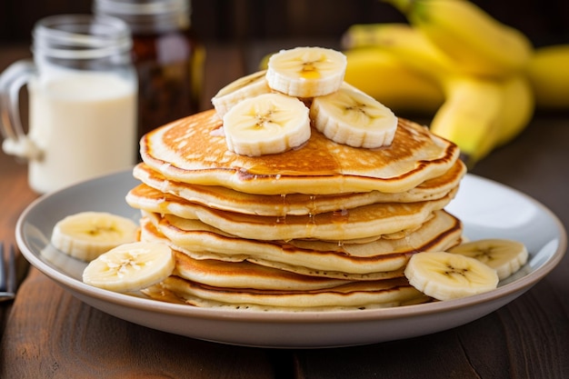 Foto prato com deliciosas panquecas de banana na mesa da cozinha