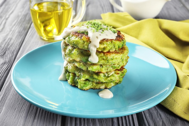 Prato com deliciosas panquecas de brócolis na mesa