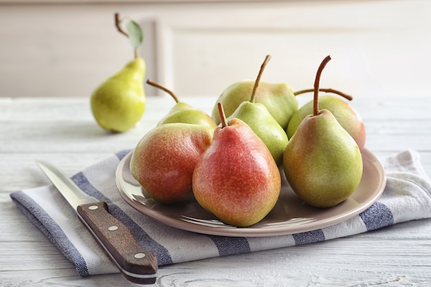 Prato com deliciosas peras maduras na mesa