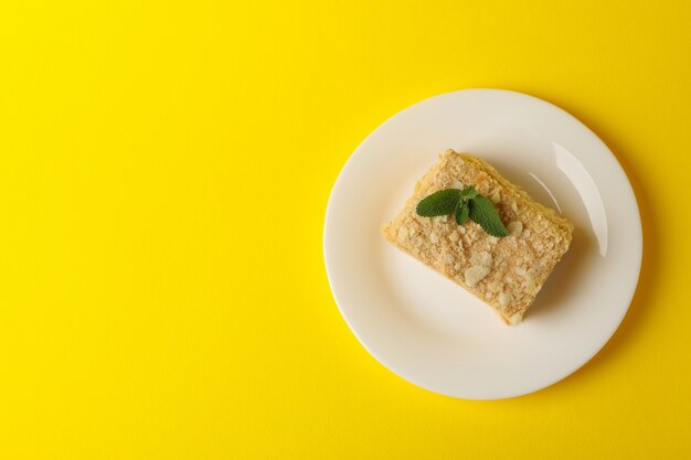 Prato com delicioso Bolo Napoleão