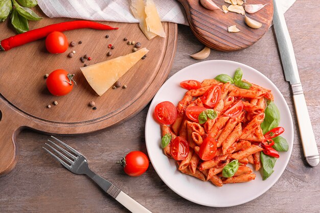 Prato com delicioso macarrão penne e enfeite na mesa