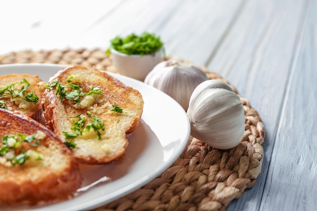 Prato com delicioso pão de alho caseiro na mesa