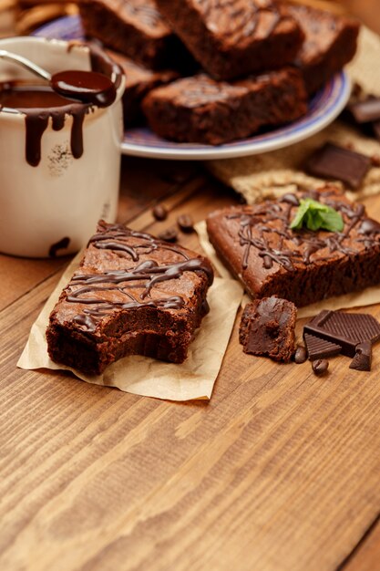 Prato com deliciosos brownies de chocolate