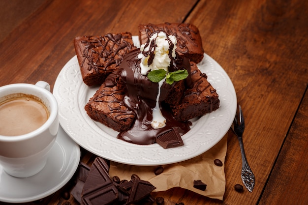 Prato com deliciosos brownies de chocolate