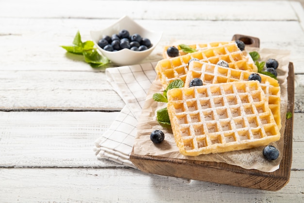 Prato com deliciosos waffles belgas tradicionais com mirtilos frescos