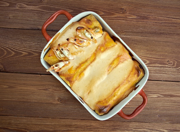 Prato com enchiladas tradicionais de comida mexicana com frutos do mar