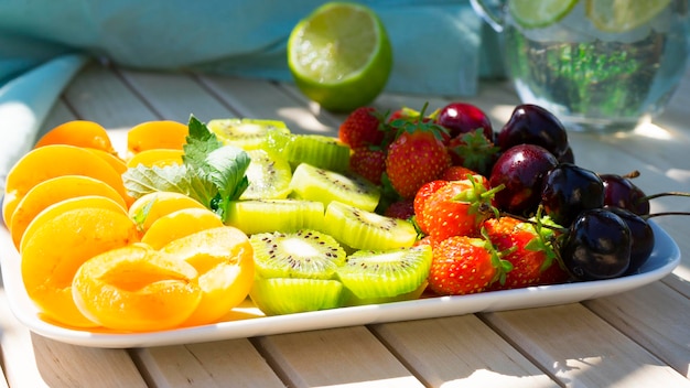 Prato com frutas de verão fatiadas