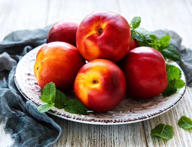 Prato com nectarinas frescas