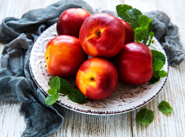 Prato com nectarinas frescas