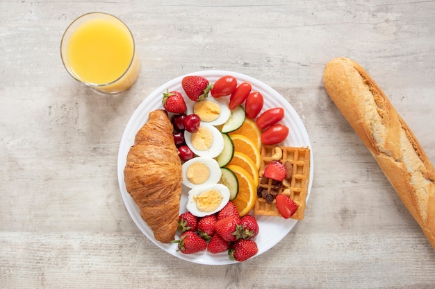 Prato com ovos frutas e legumes com baguete