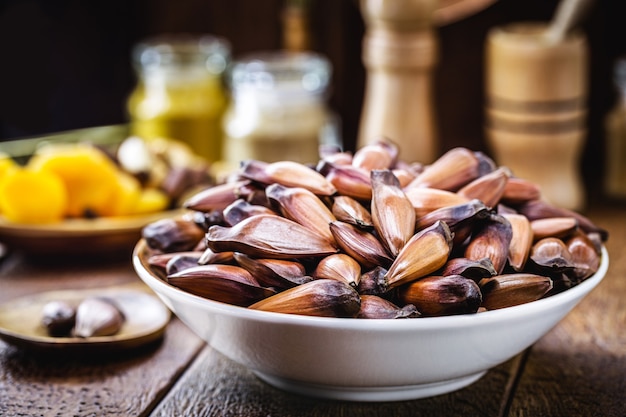 Prato com pinhão vermelho, tradicional do Brasil, usado como ingrediente culinário