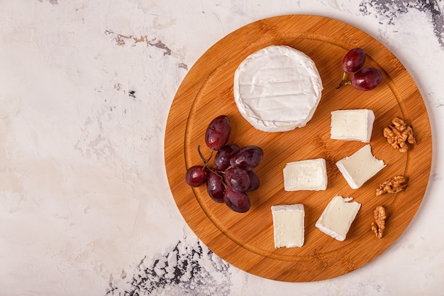 Prato com queijo, uvas e nozes