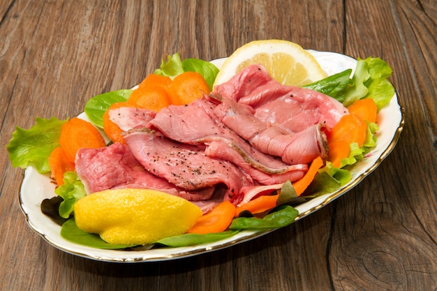 prato com Roastbeef com salada