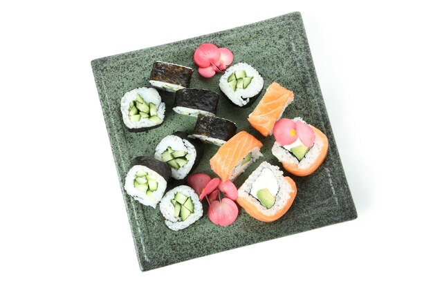 Prato com rolos de sushi isolados no fundo branco