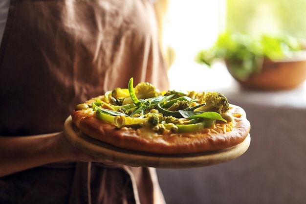 Foto prato com saborosa pizza vegetariana nas mãos