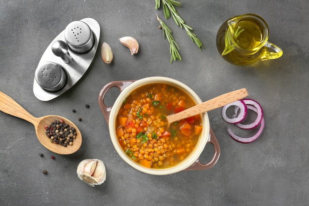 Prato com saborosa sopa de lentilhas na mesa