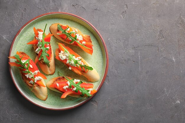 Prato com saborosas bruschettas frescas na mesa