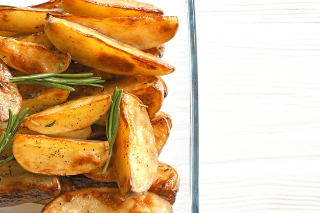 Foto prato com saborosas fatias de batata, closeup