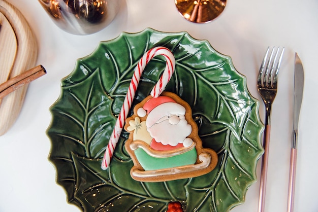 Prato com saborosos biscoitos de natal. pão de mel de natal. comemoração do dia de são nicolau. biscoitos caseiros de natal deliciosos.