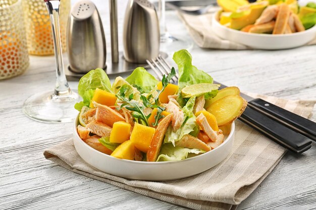 Prato com salada de frango na mesa