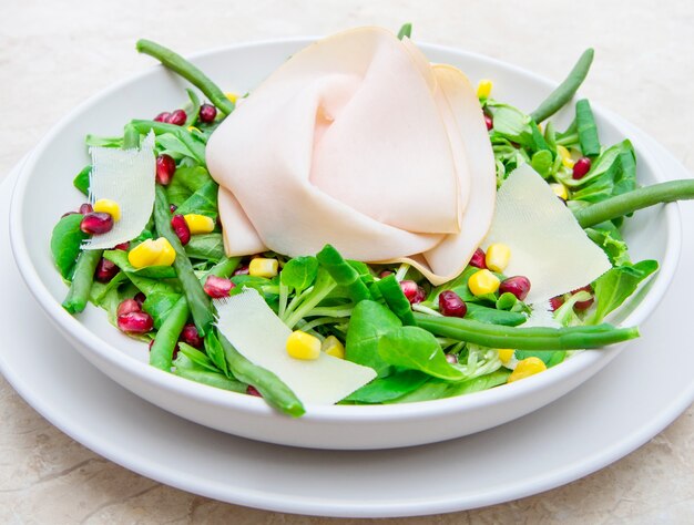 Prato com salada fresca e fatias de presunto