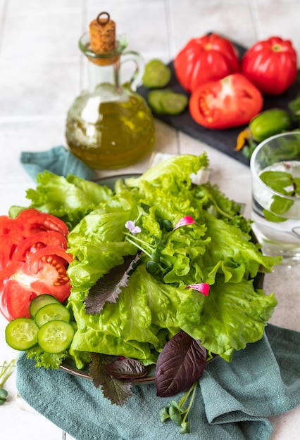 Prato com salada verde fresca Mix de folhas de salada com tomates pepino e microgreen Vista superior