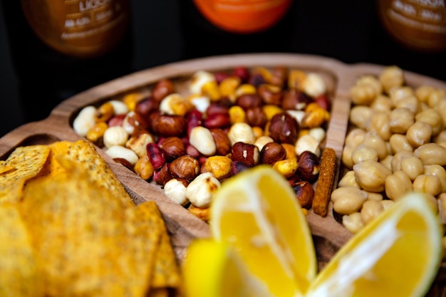 Prato com salgadinhos para cerveja, closeup de chips de nozes