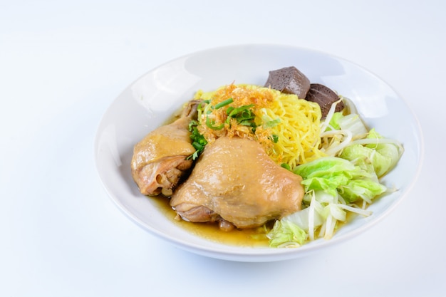 Prato com sopa de frango caseiro fresco, macarrão e legumes