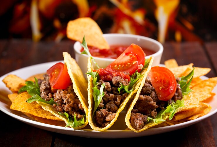 Foto prato com taco, nachos chips e molho de tomate