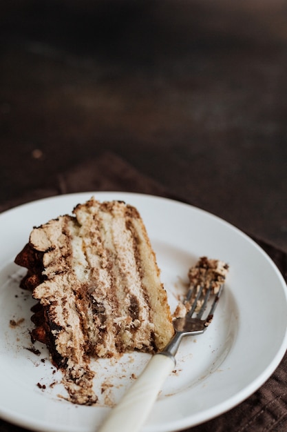 Foto prato com um pedaço de bolo de chocolate.