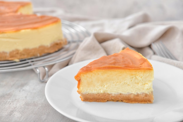 Prato com um pedaço de cheesecake saboroso na mesa