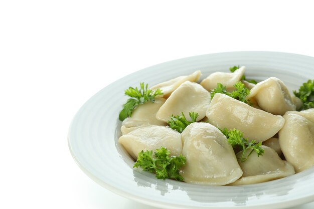 Prato com vareniki ou pierogi isolado no branco