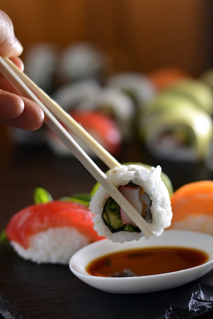 Prato com vários tipos de sushi, alguns de atum rabilho e outros salmões