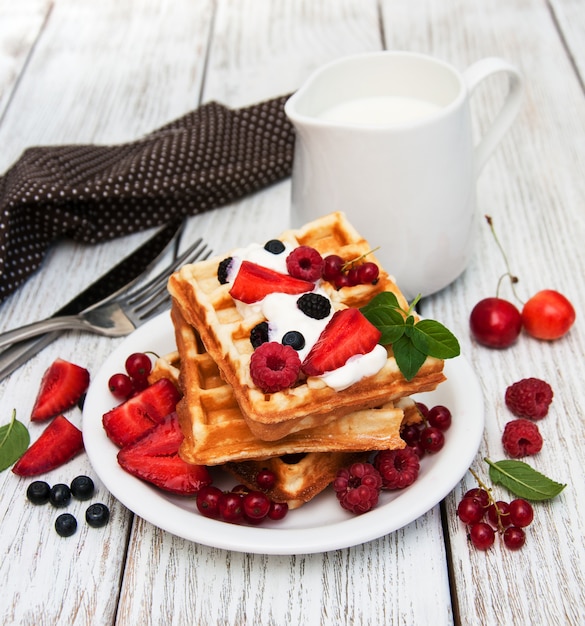 Prato com waffles e bagas