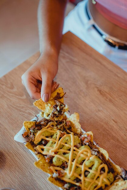 Foto prato crocante e delicioso de nachos com molho