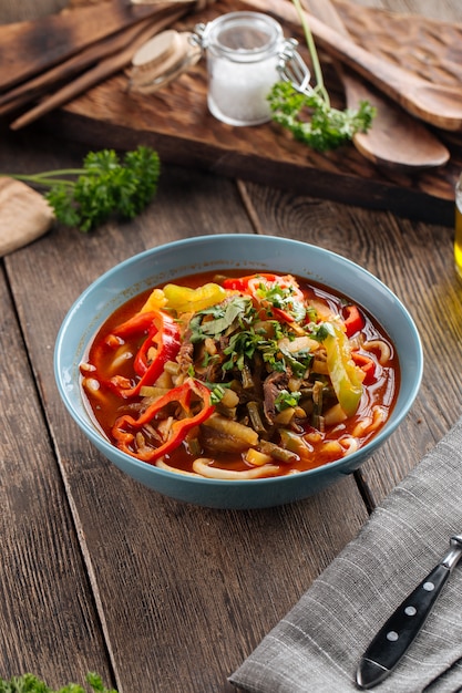 Prato da culinária uigur asiática, macarrão suiru lagman