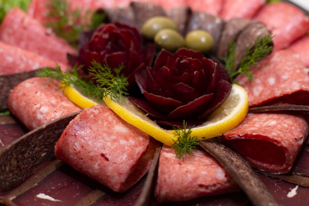 Prato de antepasto de carne na mesa de pedra Vista superior com espaço de cópia