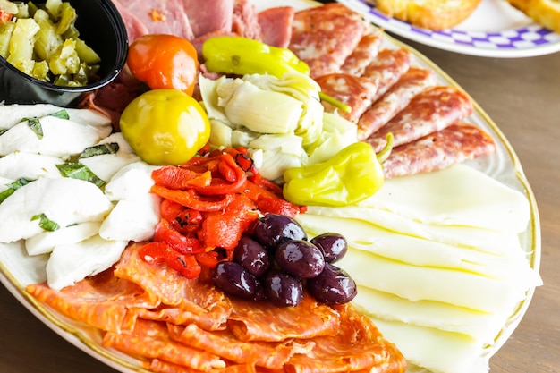 Prato de aperitivos com antepasto em restaurante italiano.