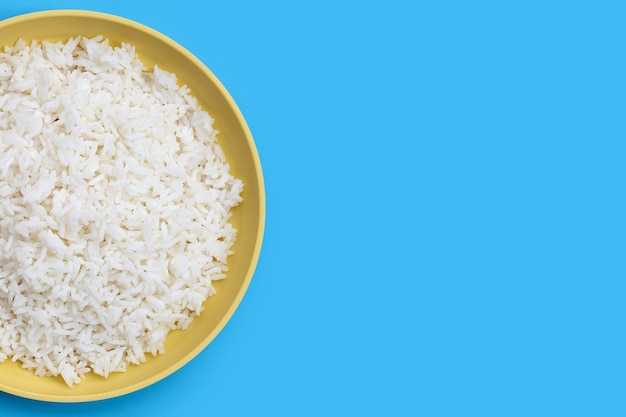 Prato de arroz com fundo azul