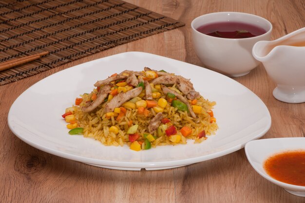 Prato de arroz com molho em fundo escuro