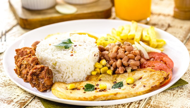 Prato de arroz e feijão típico do brasil comida saudável e leve ovo frito e salada almoço executivo brasileiro