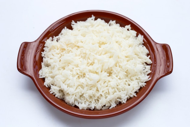 Prato de arroz em fundo branco.