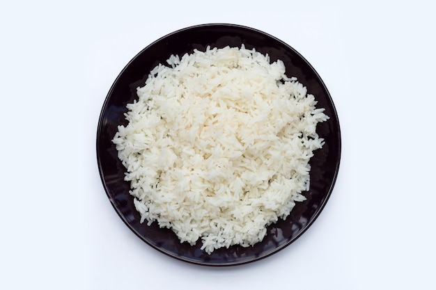 Prato de arroz em fundo branco.