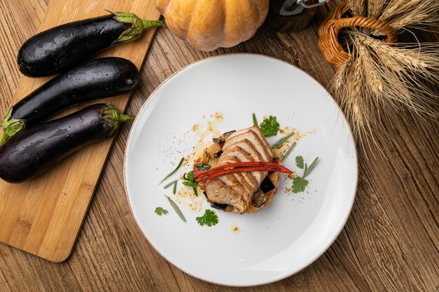 Prato de berinjela em um restaurante em uma mesa de madeira